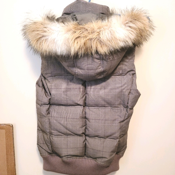 Esprit downfilled vest - Picture 2 of 4